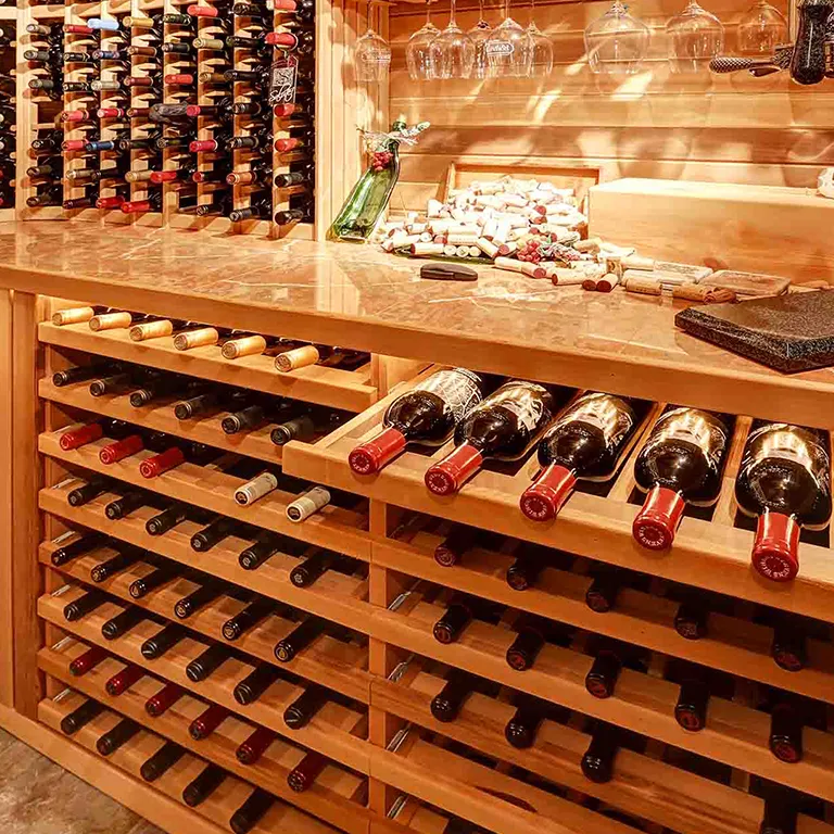 Une cave à vin au restaurant "La Table de Trois" à Bordeaux